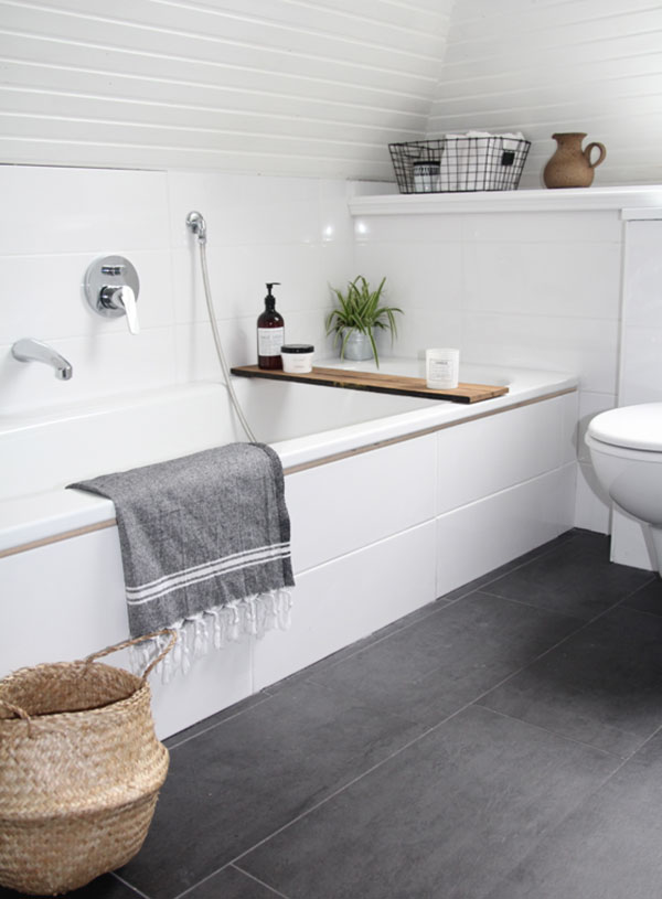 scandinavische badkamer met natuursteen